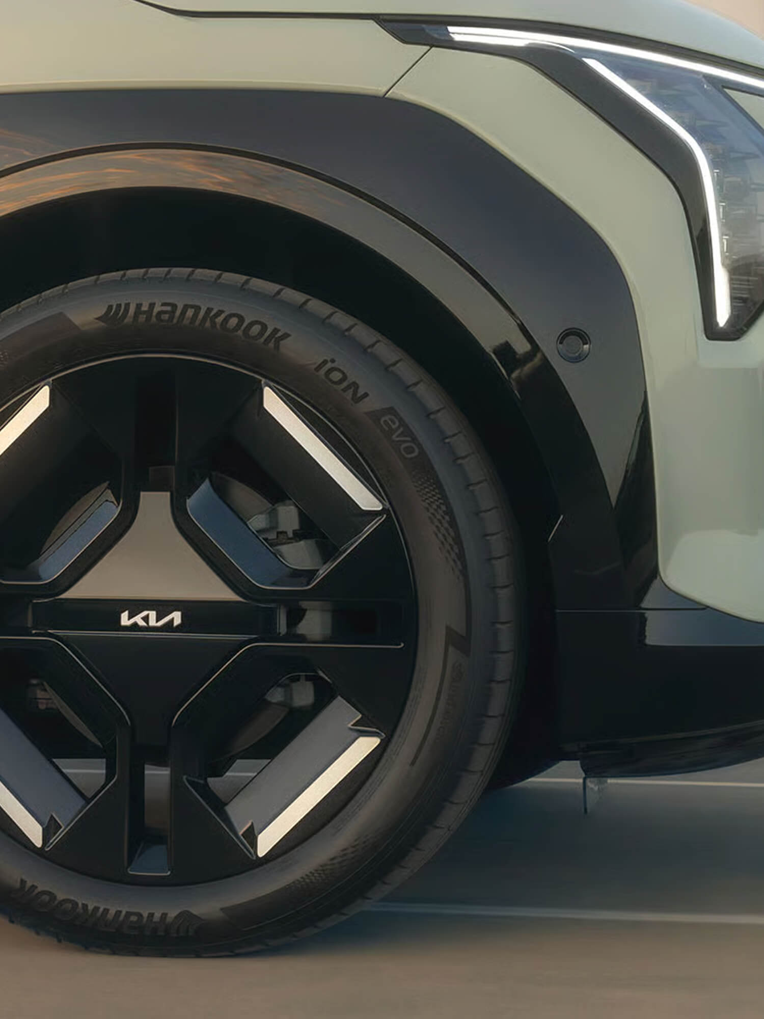 as Bild zeigt das Auto von der Seite mit Fokus auf die Felge