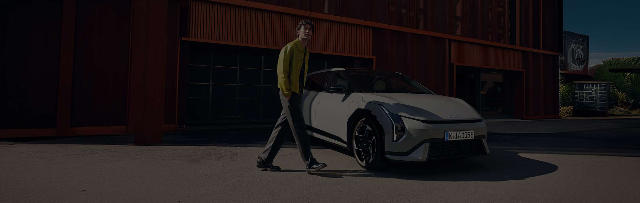 as Bild zeigt den Kia EV4 mit einem mann
