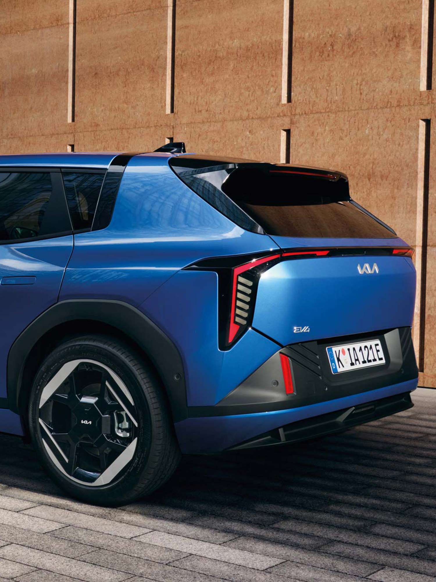 Das Foto zeigt das Auto während des Ladevorgangs