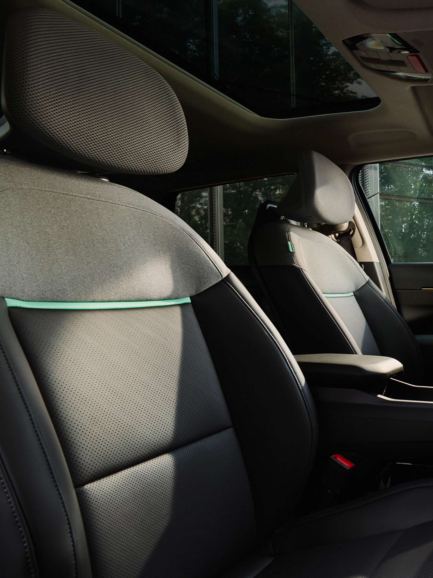 Das Bild zeigt die Innenansicht des Autos im Detail.