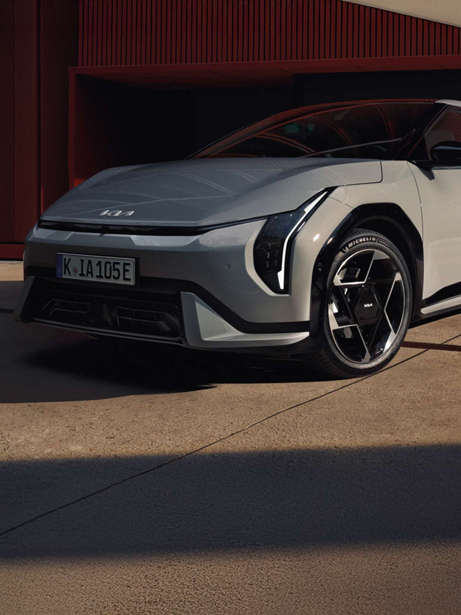 as Bild zeigt das Auto von der Seite mit Fokus auf die Felge