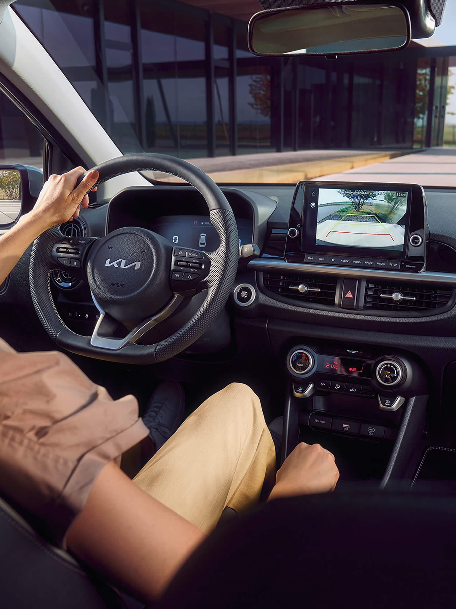 Das Foto zeigt eine Person am Steuer des Autos.