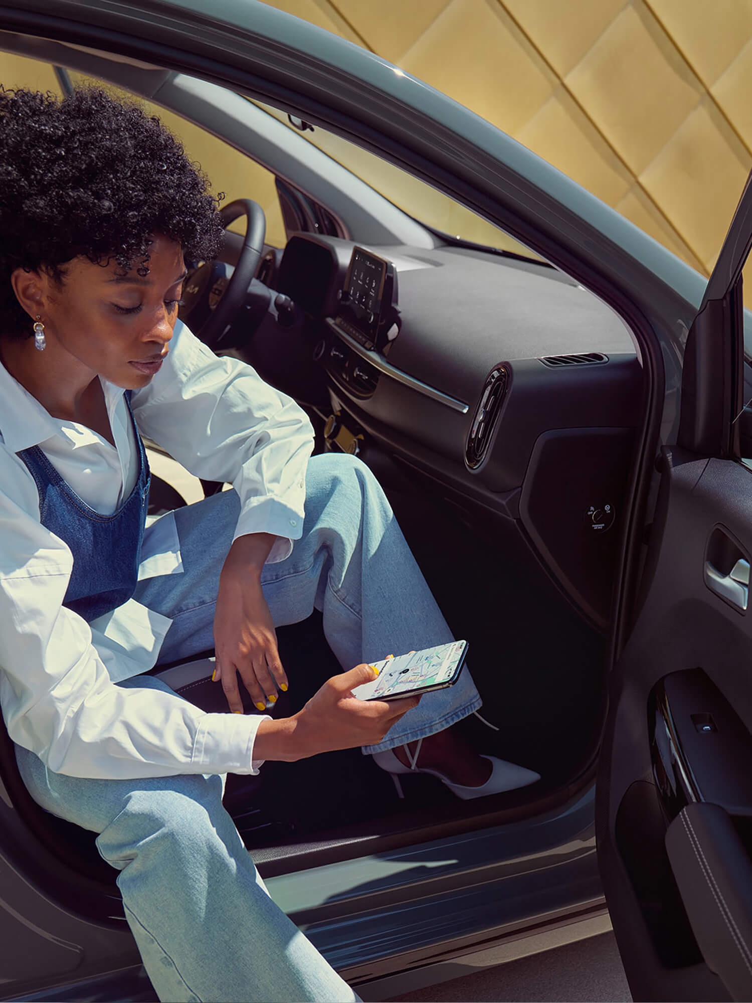 Das Foto zeigt eine Person auf dem Beifahrersitz.