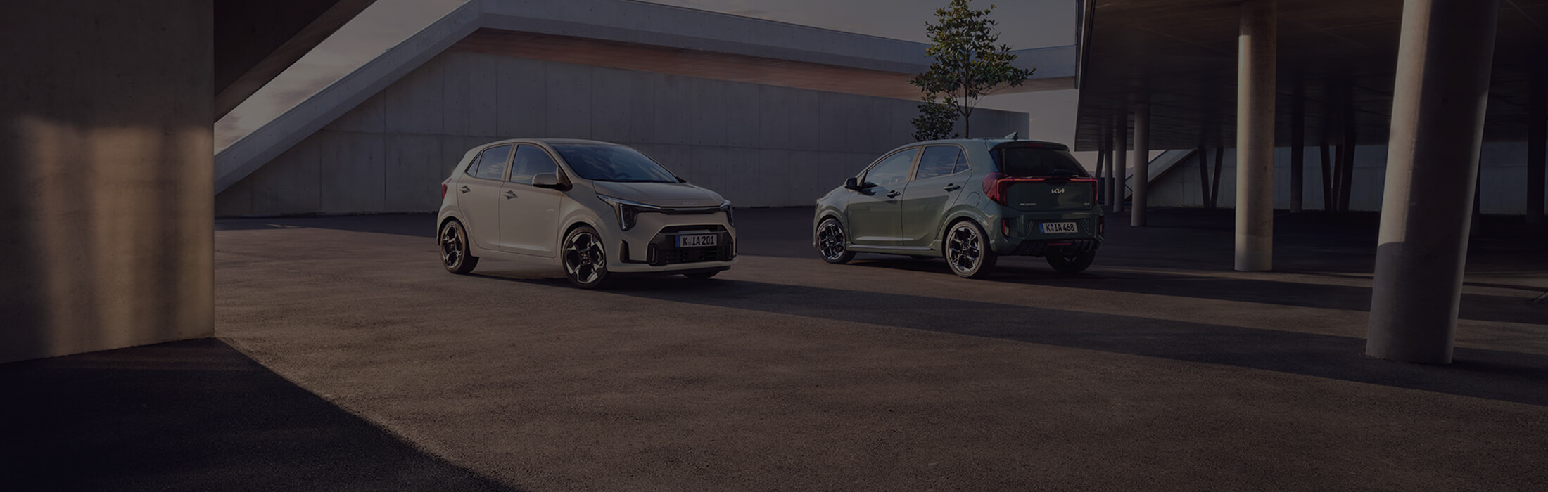 as Bild zeigt zwei Kia-Modelle: eines von vorne, das andere von hinten.