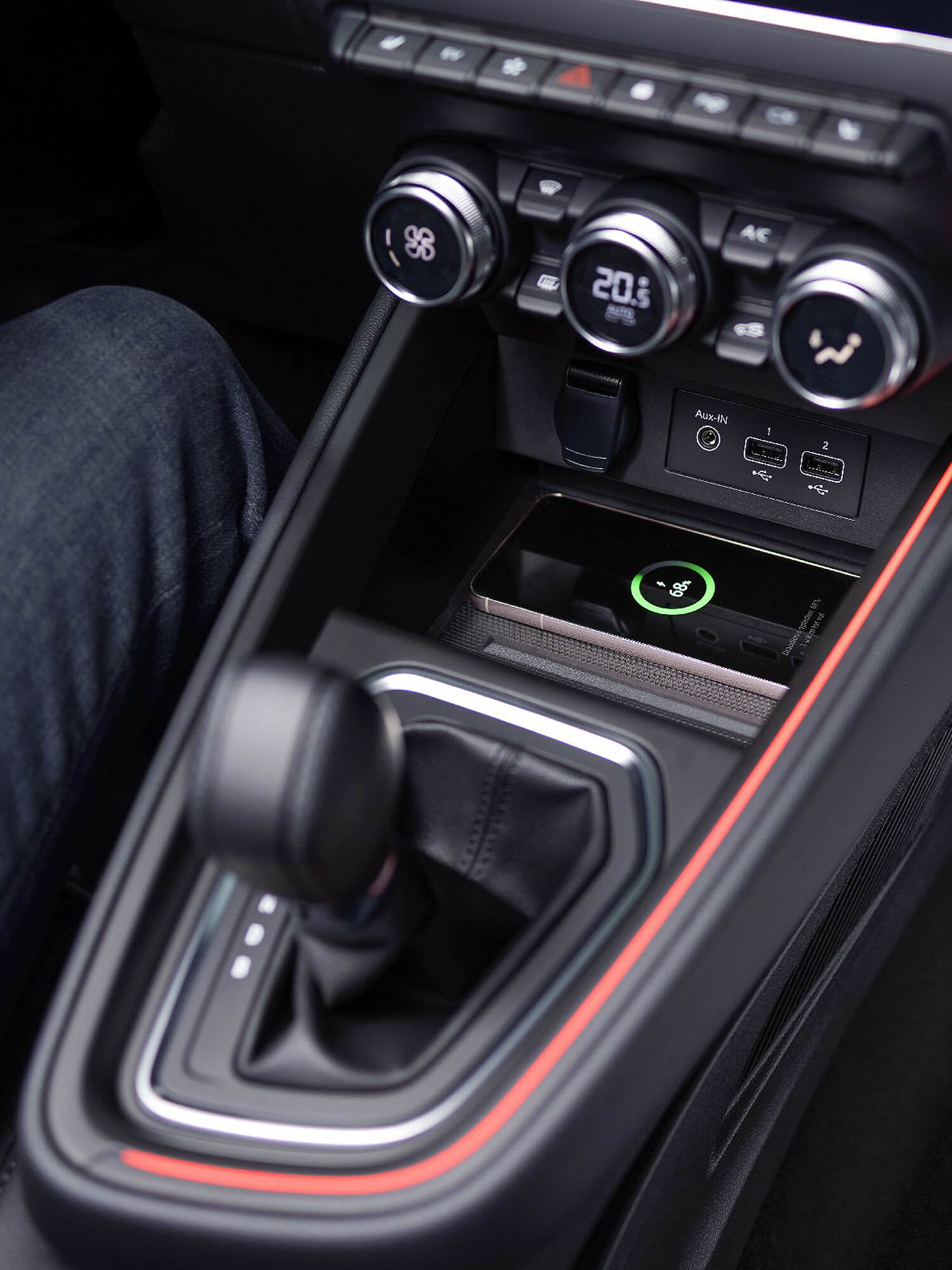 Das Bild zeigt die Mittelkonsole des Mitsubishi Colt.