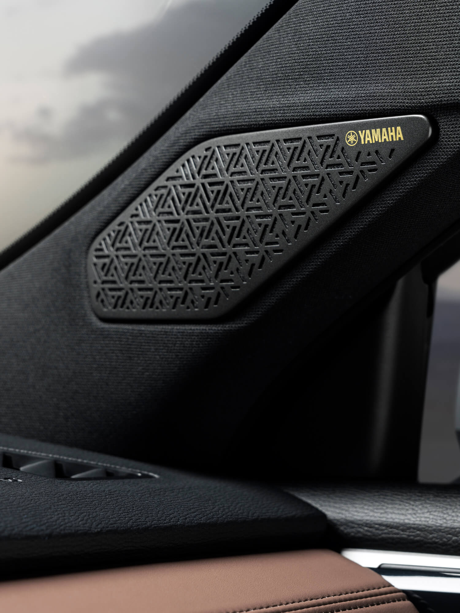 Das Bild zeigt den Innenraum des Mitsubishi Outlander mit Yamaha-Soundsystem.