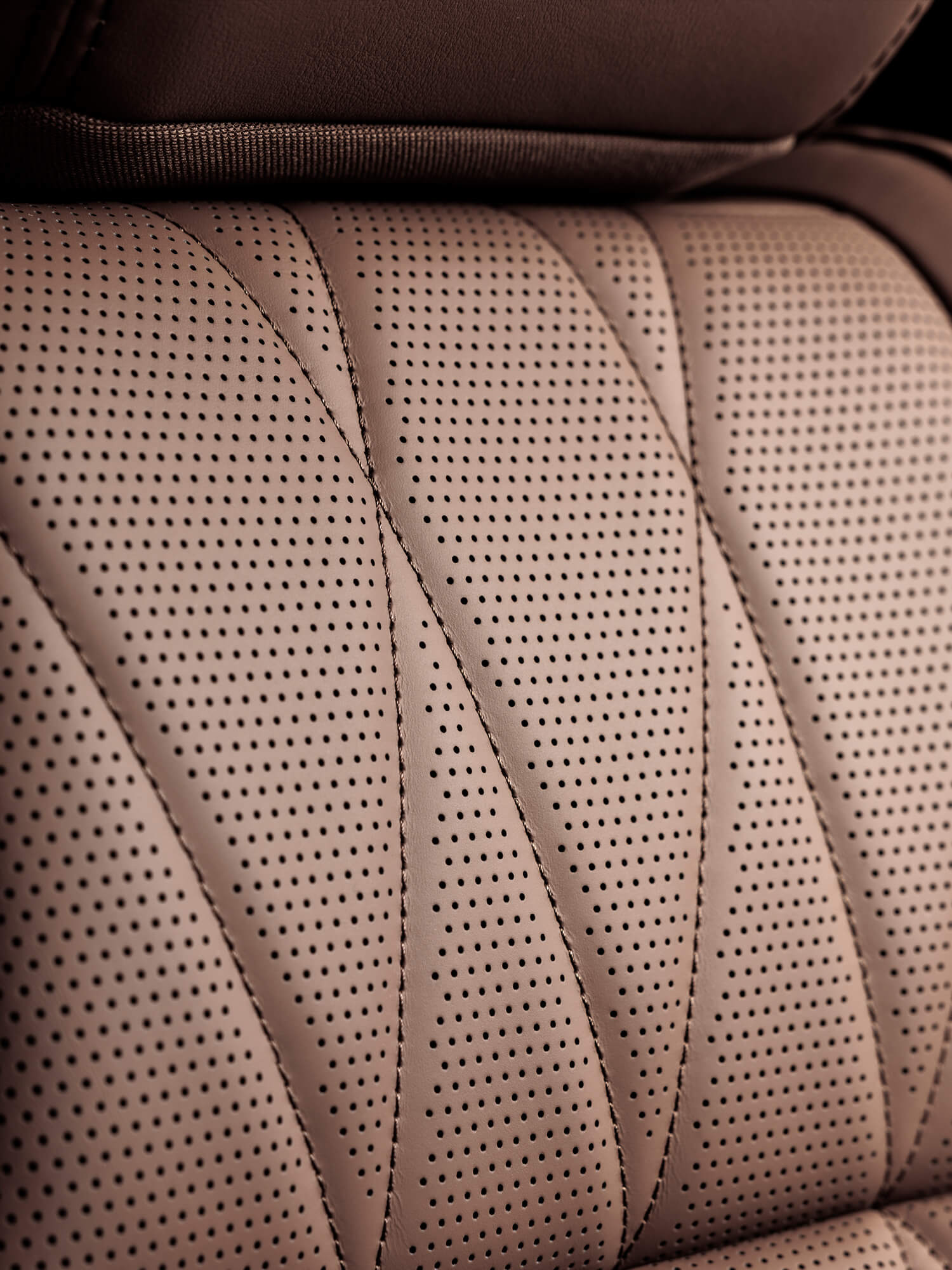 Das Bild zeigt die Sitze des Mitsubishi Outlander in Nahaufnahme.