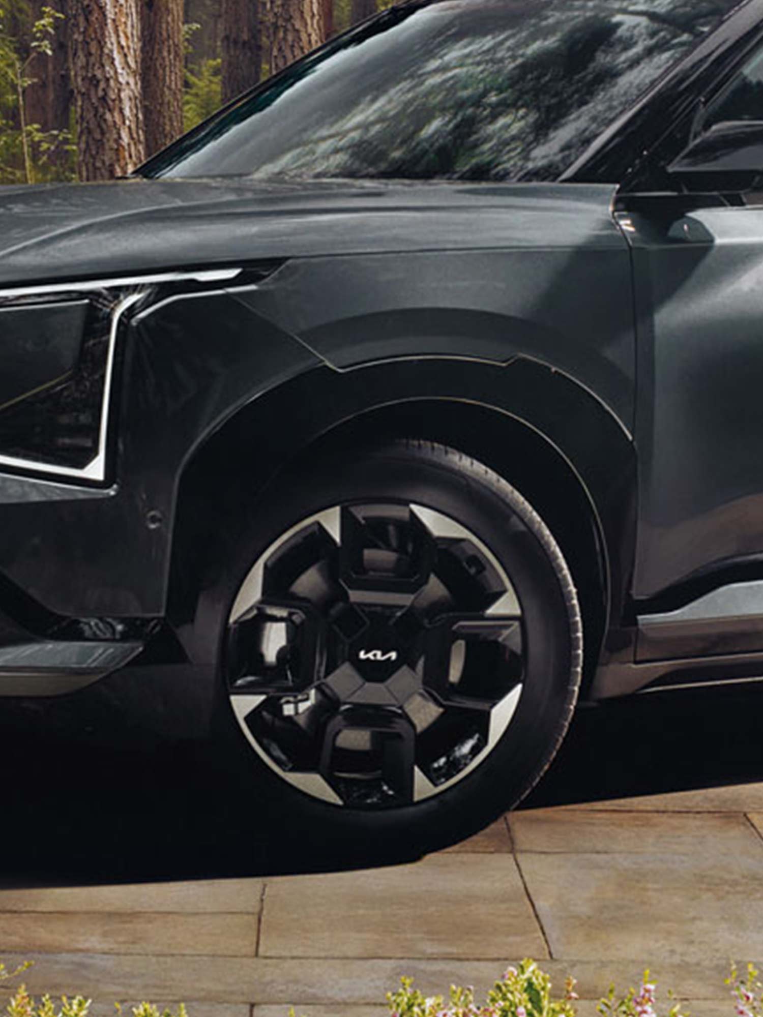 as Bild zeigt das Auto von der Seite mit Fokus auf die Felge