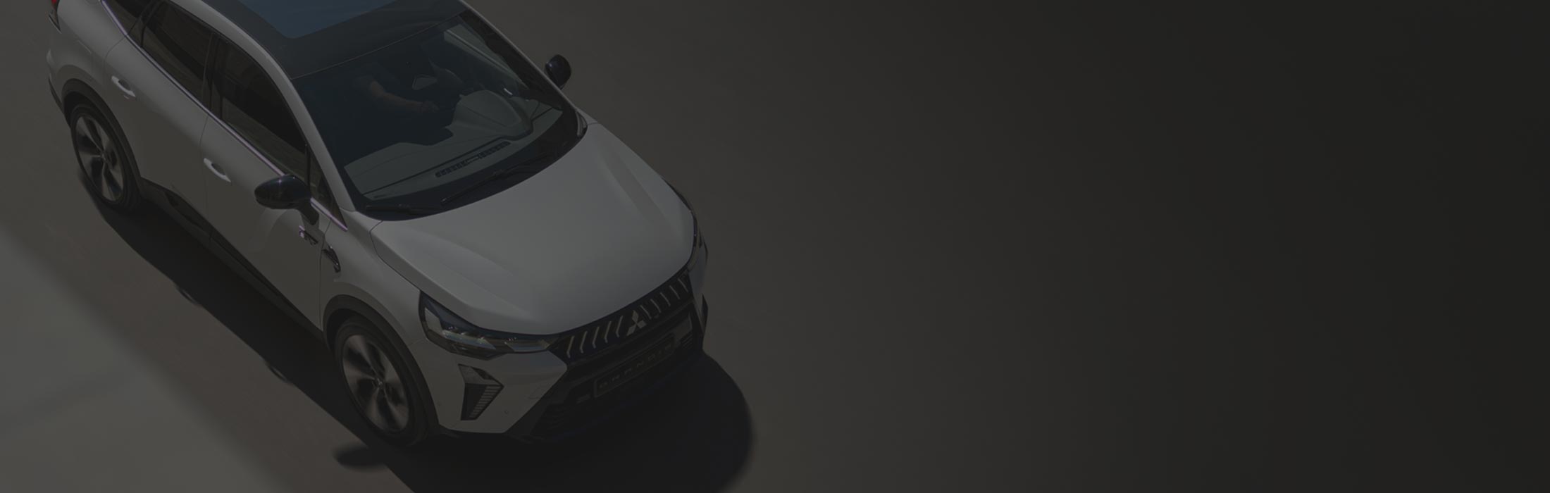 as Bild zeigt zwei Kia-Modelle: eines von vorne, das andere von hinten, mit zwei Personen in der Mitte.