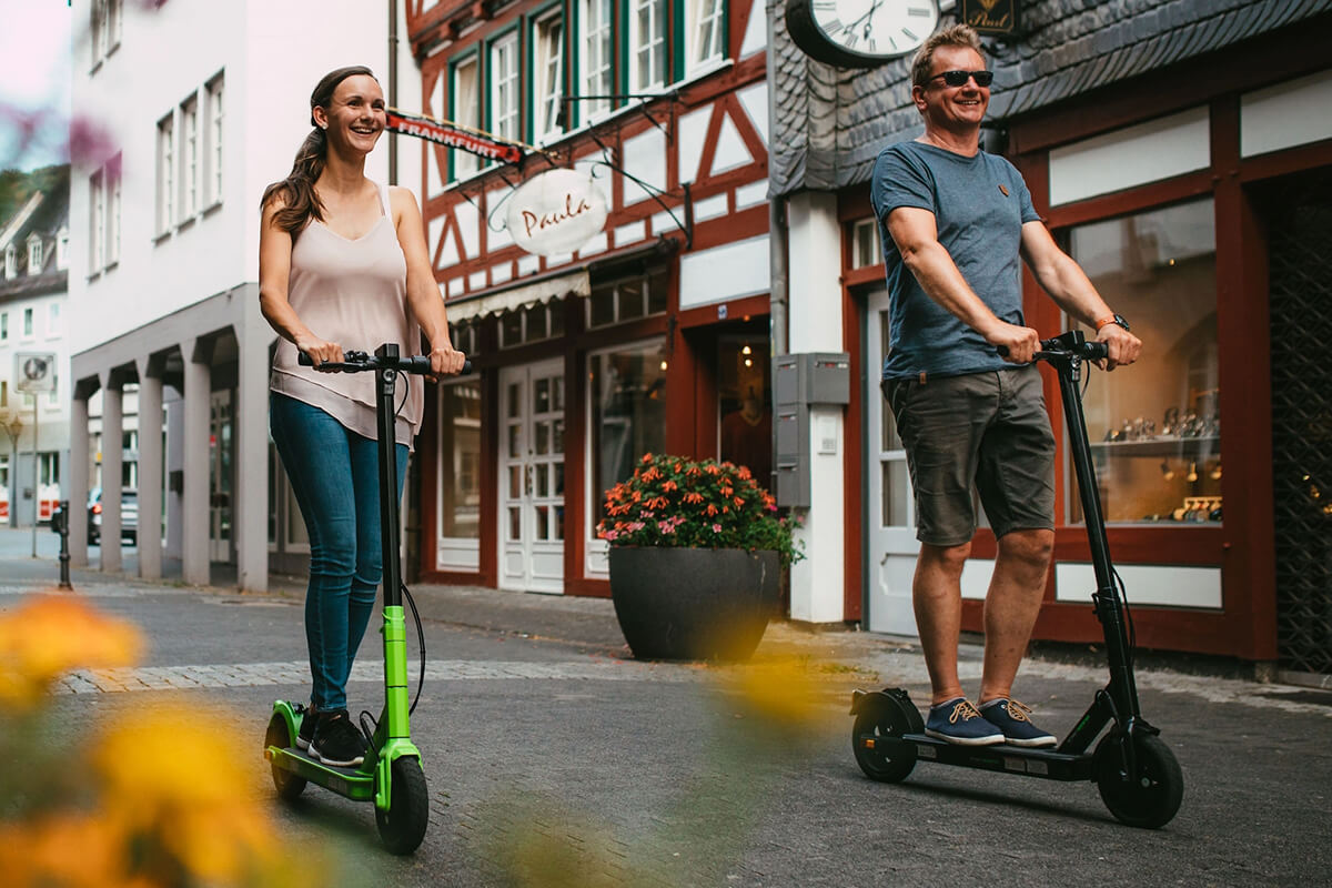 Zwei Personen auf Elektro Scooter Roller